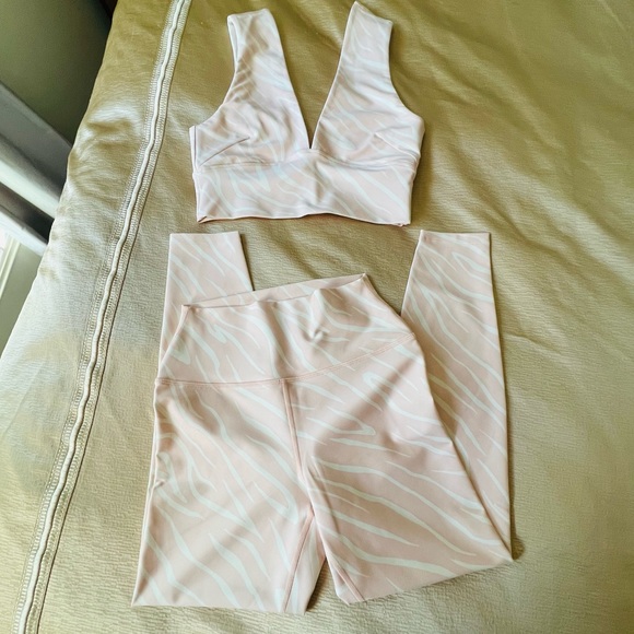 Carbon38 Longline Bra Tank Top & Printed High Rise 7/8 Legging Set (S&M) - Picture 12 of 13